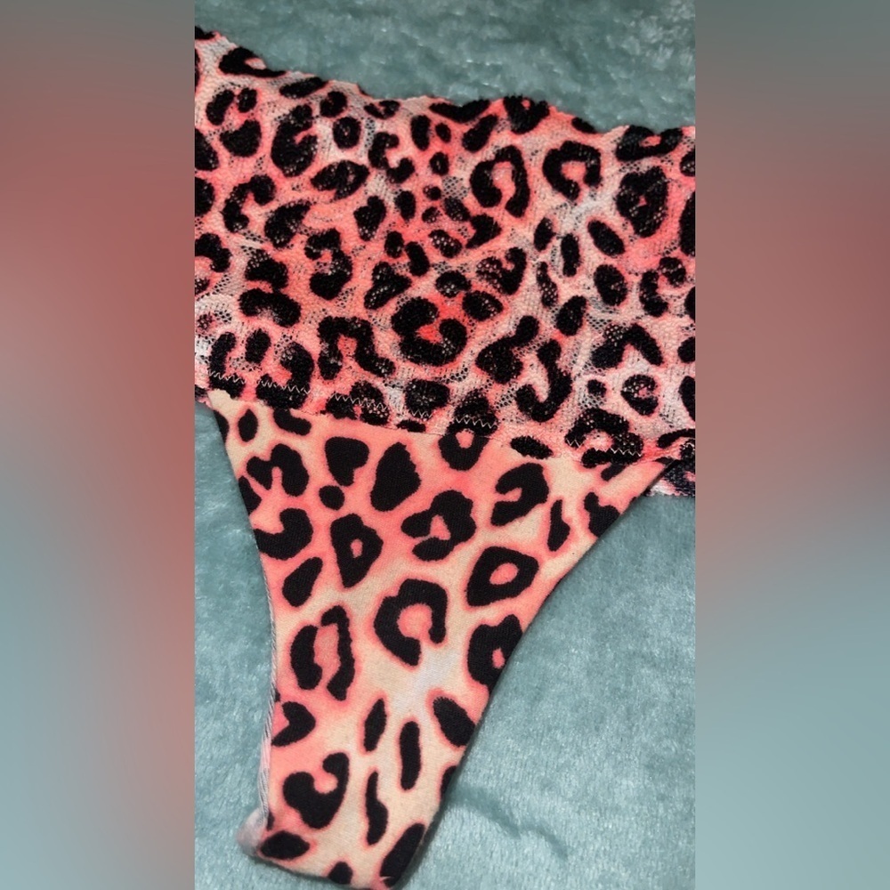 Victoria’s Secret PINK No-Show Seamless Thong Leopard Print Size Medium - Picture 3 of 7